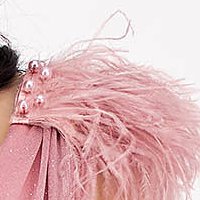 Púder rózsaszínű hosszú harang ruha tüllből csillogó és tollas díszítésekkel
