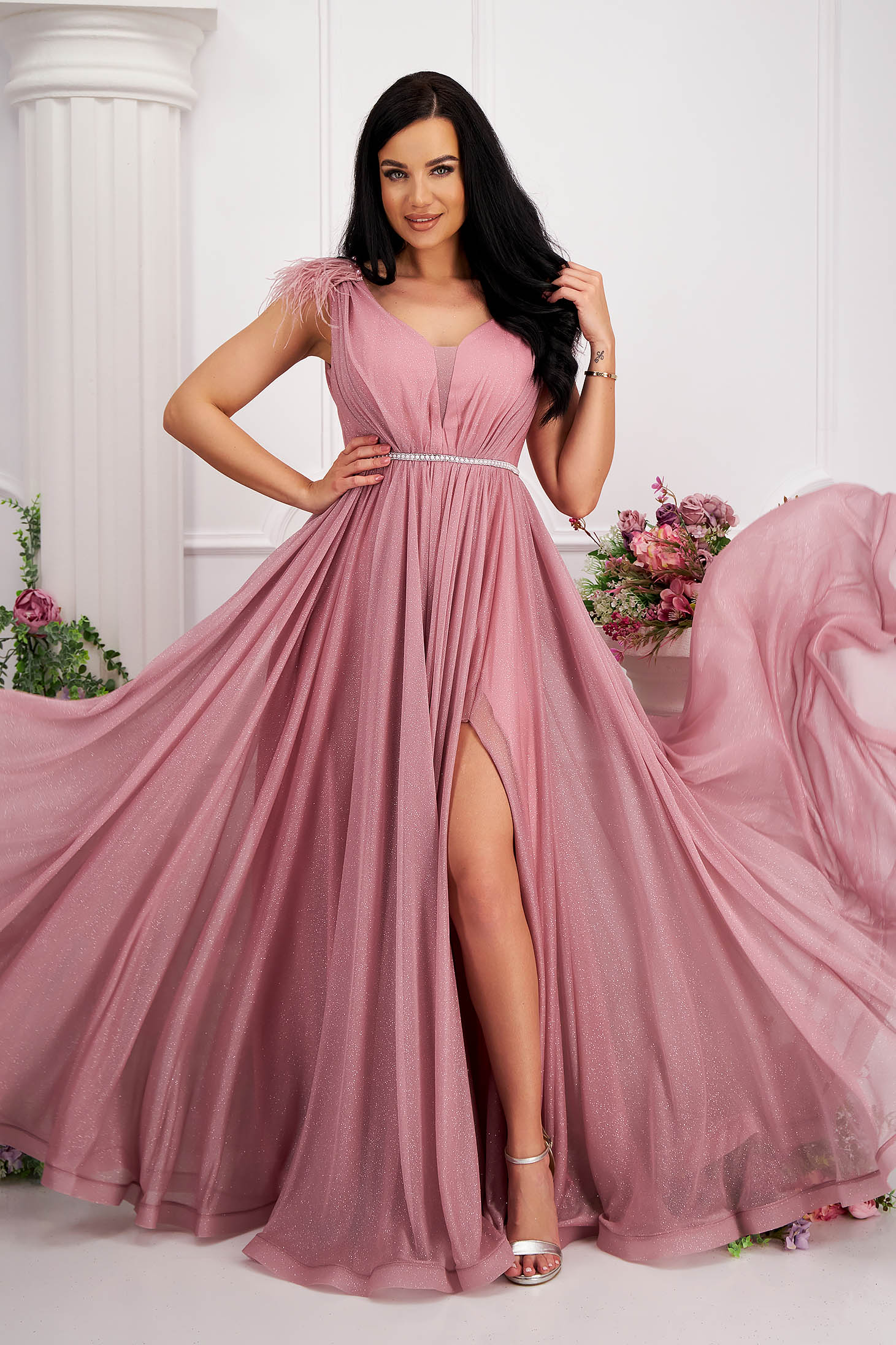 Púder rózsaszínű hosszú harang ruha tüllből csillogó és tollas díszítésekkel 1 - StarShinerS.hu