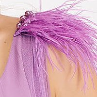 Ruha lila tüllből hosszú harang strasszos kiegészítővel ellátott tollas díszítés