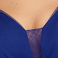 Rochie din tul albastra lunga in clos accesorizata cu pietre stras si pene