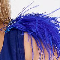 Ruha kék tüllből hosszú harang strasszos kiegészítővel ellátott tollas díszítés