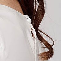 Női ing ivoire pamutból készült szűkített csipke díszítéssel bross kiegészítővel