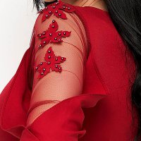 Rochie plisata din stofa usor elastica rosie in clos cu flori in relief pe manecile decupate
