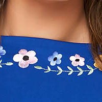 Rochie din stofa usor elastica albastra scurta in clos cu broderie florala unica - StarShinerS