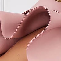 Púder rózsaszín fodros ceruza ruha öv típusú kiegészítővel