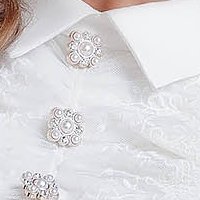 Fehér galléros ruha enyhén rugalmas szövetből csipke díszítéssel