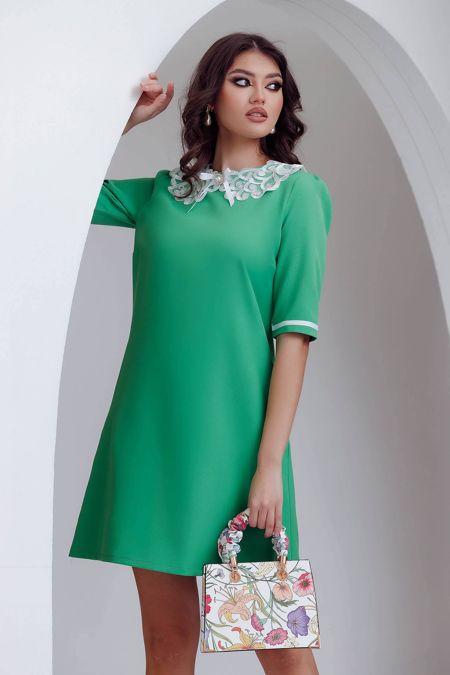 Short green dress made of slightly elastic fabric with a-line cut and decorative collar - Fofy 1 - StarShinerS.com