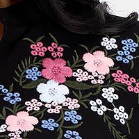 Fekete pamutból készült bő szabású ruha virágos hímzéssel
