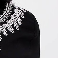 Fekete bő szabású pamutból készült ruha virágos hímzéssel