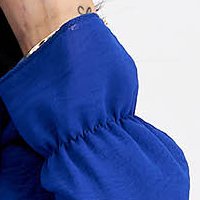 Kék georgette ruha harang alakú gumirozott derékrésszel kendő jellegű gallérral