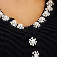 Rochie din tricot fin neagra cu un croi mulat si aplicatii cu perle tip floare - SunShine