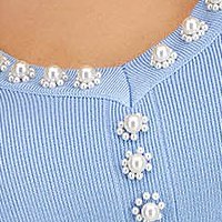 Rochie din tricot fin albastru-deschis cu un croi mulat si aplicatii cu perle tip floare - SunShine