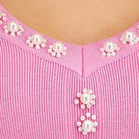 Rochie din tricot fin roz cu un croi mulat si aplicatii cu perle tip floare - SunShine