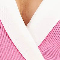 Rochie din tricot fin roz in clos cu nasturi decorativi si decolteu petrecut - SunShine