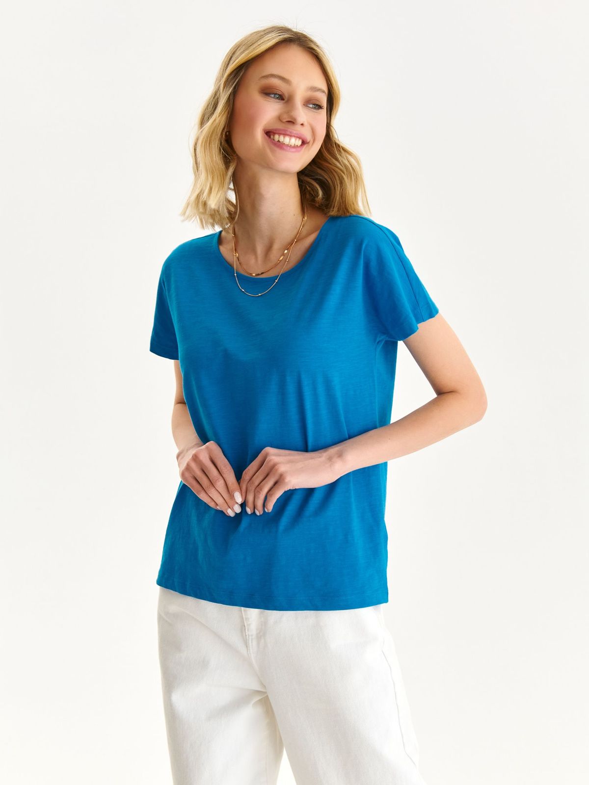 Blue t-shirt slightly elastic cotton loose fit with rounded cleavage