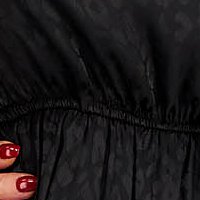 Fekete vékony anyagú ruha harang alakú gumirozott derékrésszel kendő jellegű gallérral