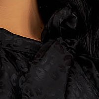 Fekete vékony anyagú ruha harang alakú gumirozott derékrésszel kendő jellegű gallérral