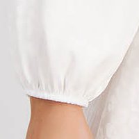 Fehér vékony anyagú ruha harang alakú gumirozott derékrésszel kendő jellegű gallérral