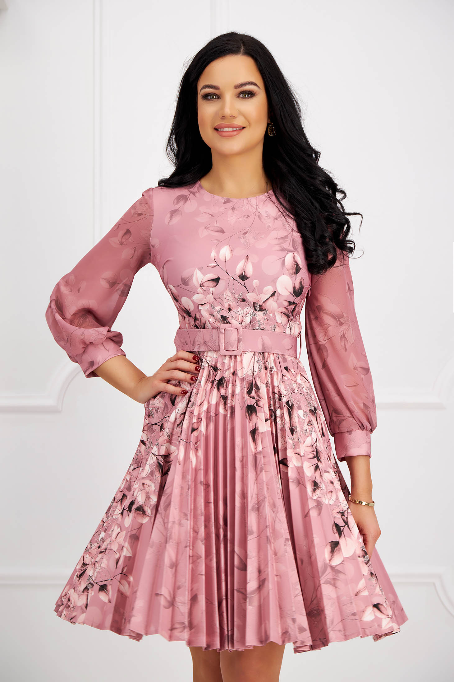 Rochie plisata din stofa usor elastica roz pudra in clos cu accesoriu tip curea