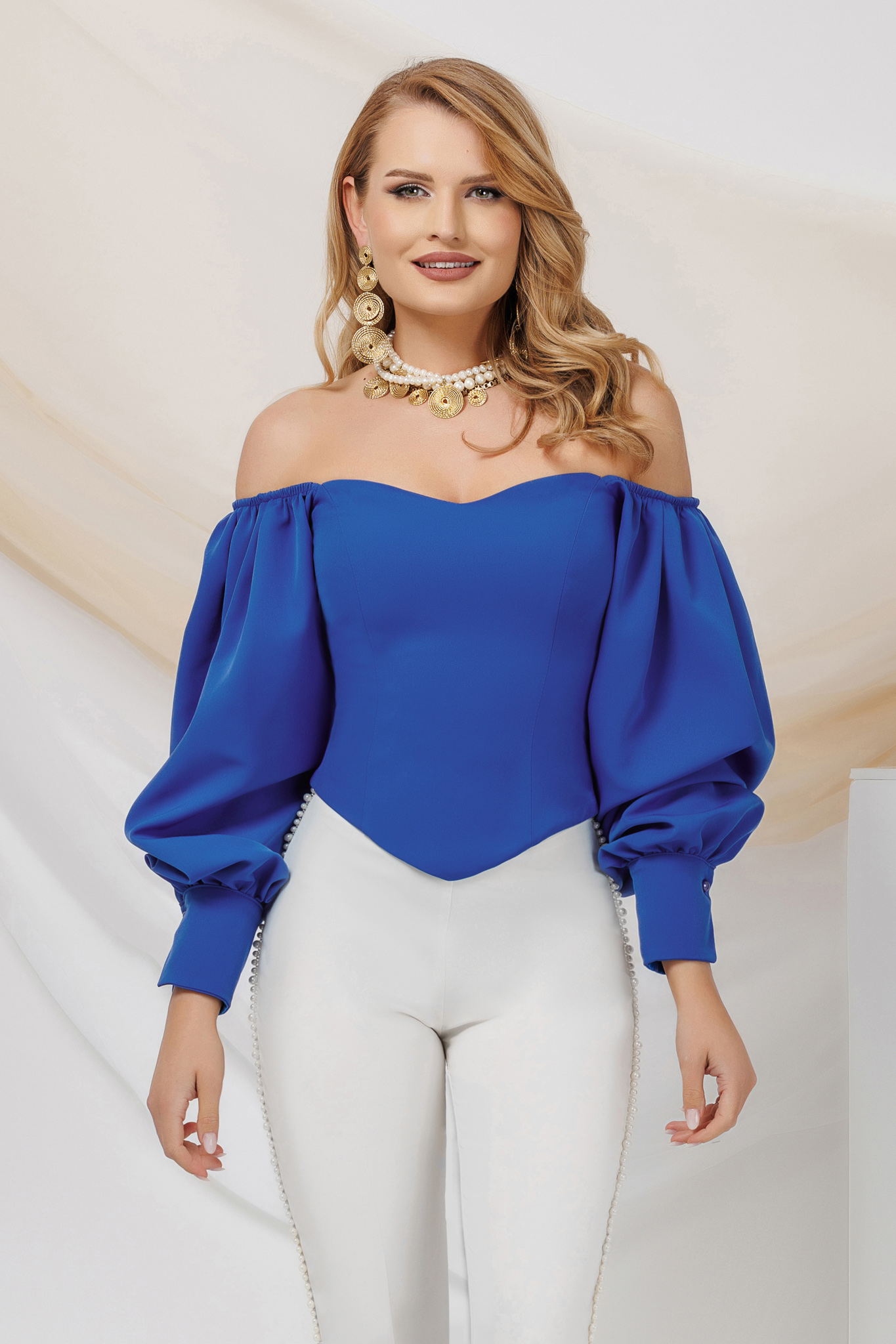 Bluza za dame od plavog satena s golim ramenima i nabranim rukavima - PrettyGirl 1 - StarShinerS.hr