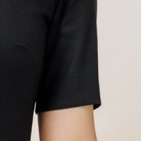 Fekete ruha rugalmas szövetből rövid ujjakkal dekoratív gombokkal