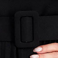 Fekete krepp rakott, pliszírozott harang ruha öv típusú kiegészítővel