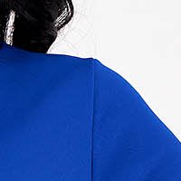 Kék krepp rakott, pliszírozott harang ruha öv típusú kiegészítővel