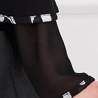 Fekete muszlin ruha harang alakú gumirozott derékrésszel fodros ujjakkal