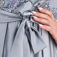 Szürke - StarShinerS aszimetrikus harang ruha szaténból váll nélküli csipkés és flitteres díszítés
