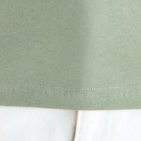 Khaki zöld pamutból készült bő szabású póló kerekített dekoltázssal