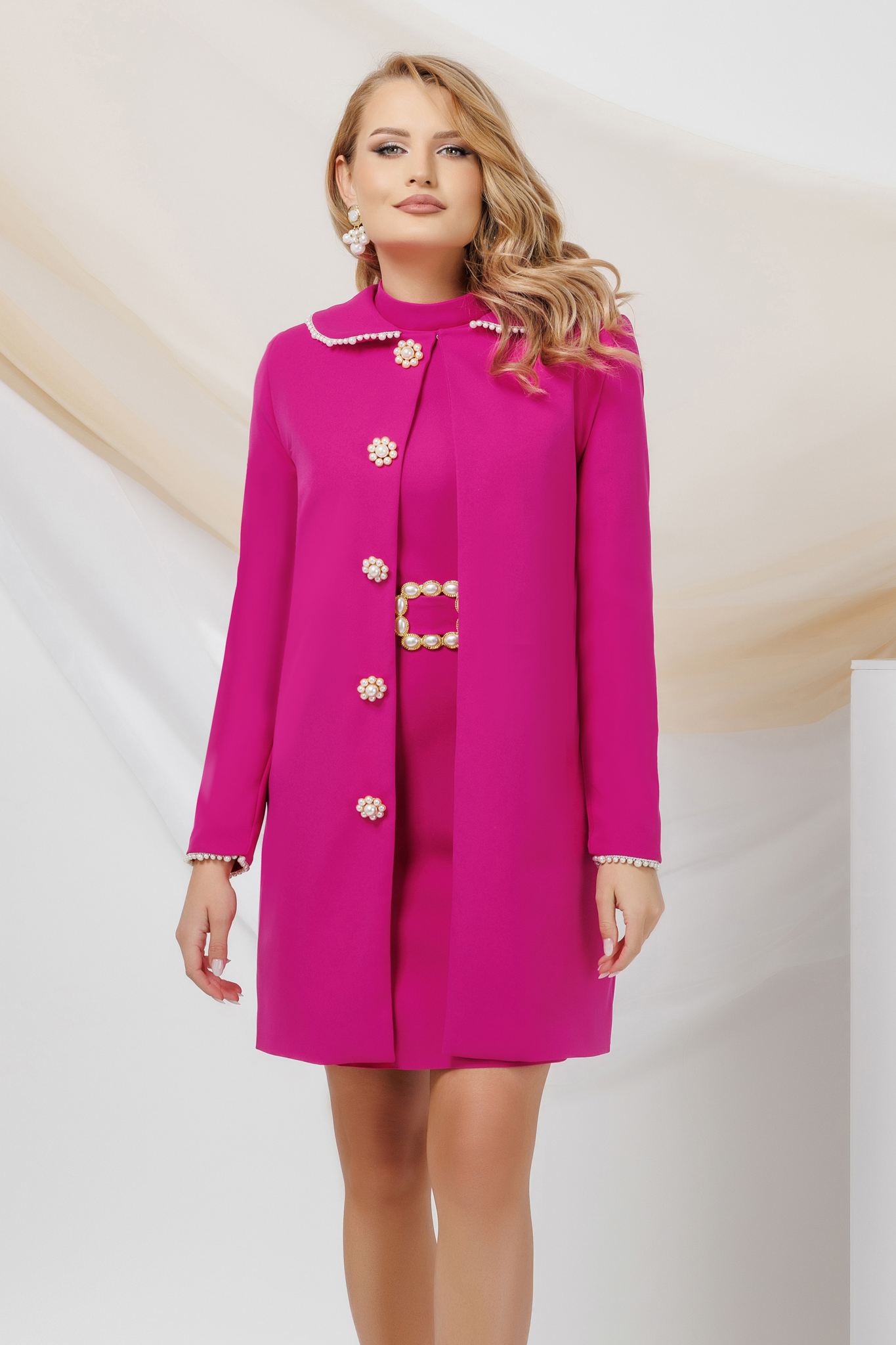 Pardesiu din stofa usor elastica fuchsia cu un croi drept si aplicatii cu perle - PrettyGirl