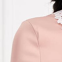 Rochie din stofa usor elastica roz pudra in clos cu guler decorativ - StarShinerS