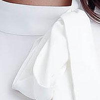 Fehér bő szabású muszlin női blúz enyhén rugalmas anyagból bő ujjakkal és kendő jellegű gallérral