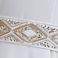 Fehér harang ruha enyhén rugalmas szövetből csipke ujjakkal és eltávolítható övvel