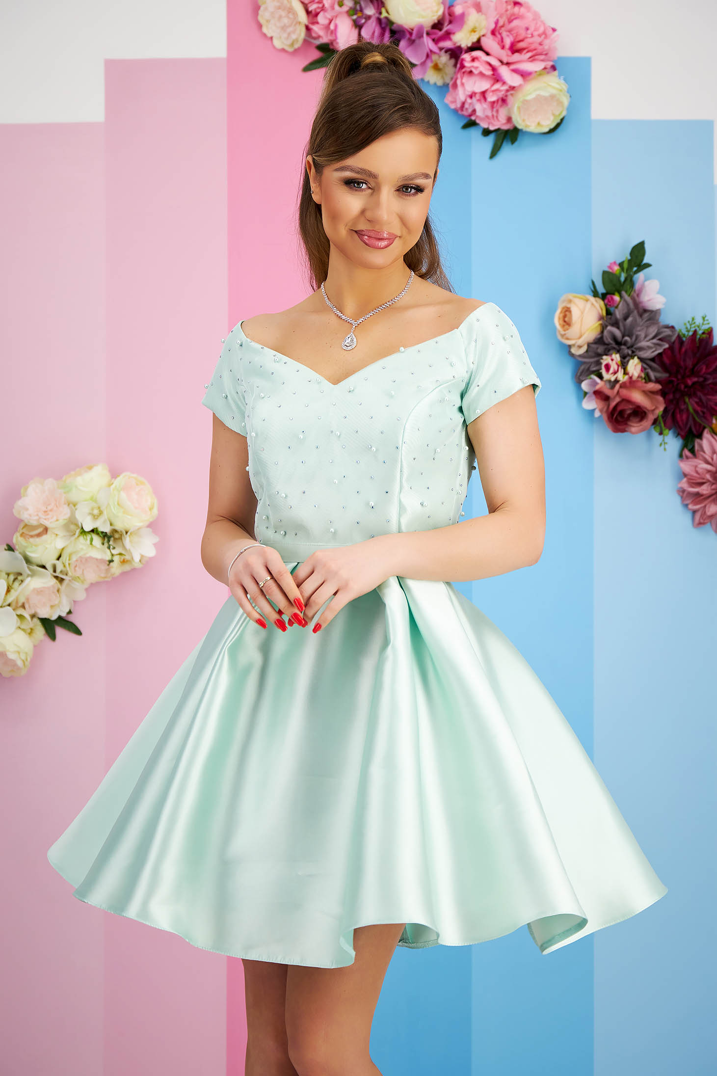 - StarShinerS lightgreen dress taffeta short cut cloche with pearls