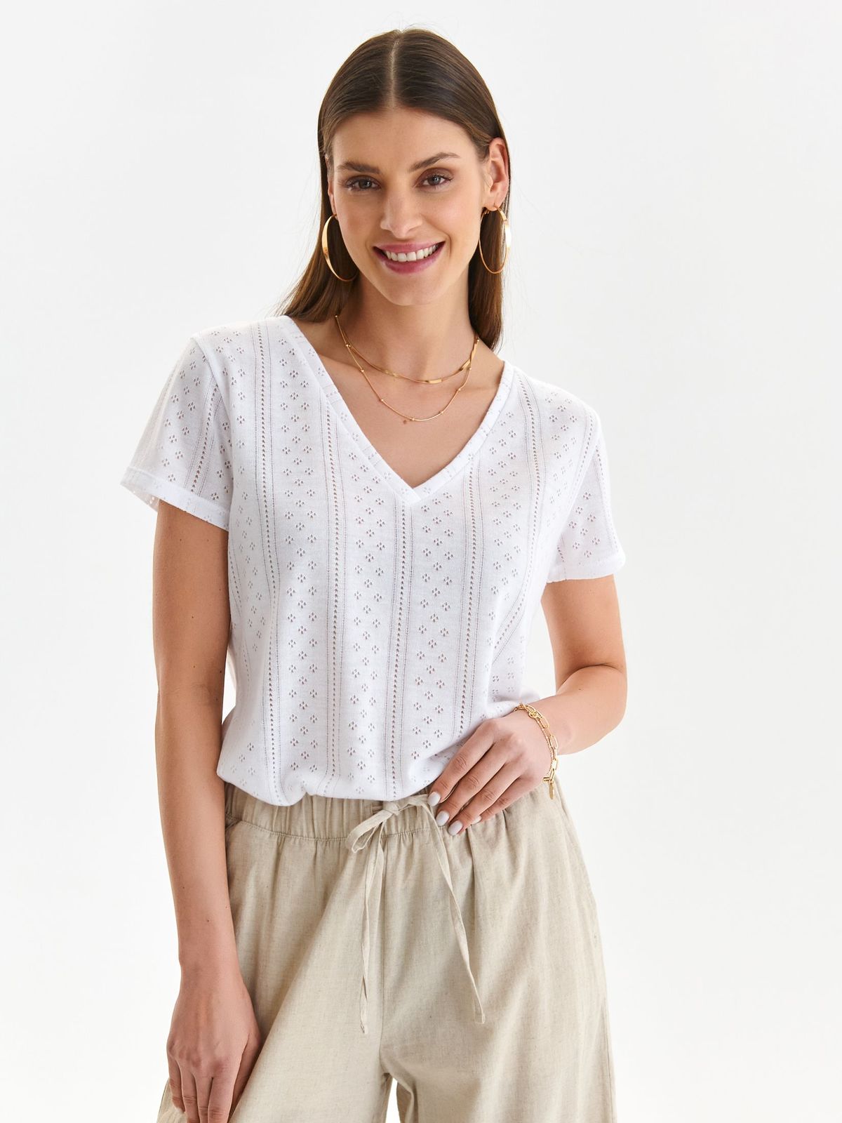 White t-shirt thin fabric loose fit with v-neckline