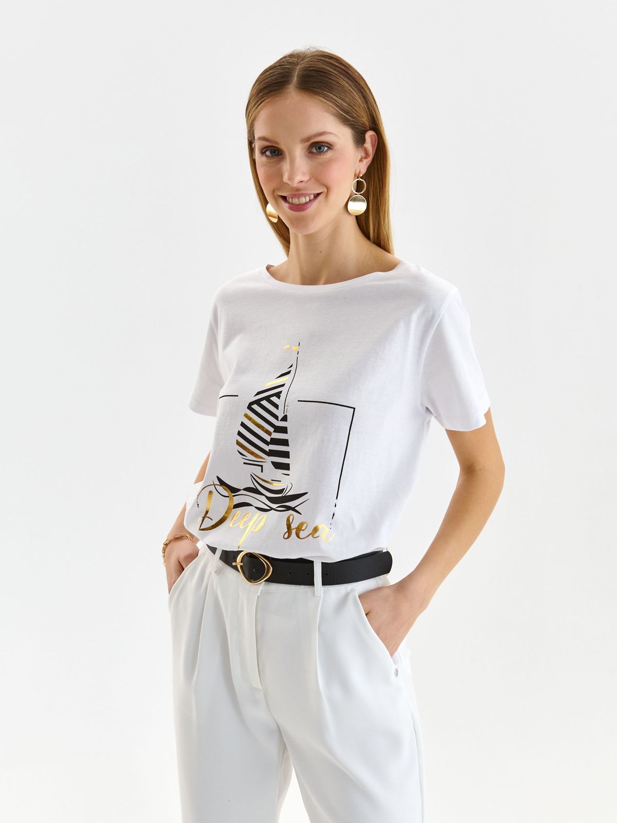 White t-shirt cotton loose fit with rounded cleavage