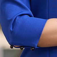 Kék rugalmas szövetű rövid ceruza ruha lábon sliccelt és masni díszítéssel