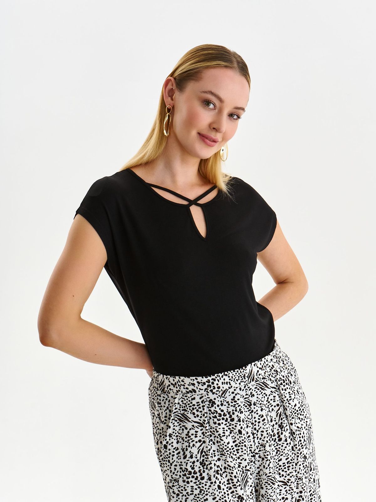 Tricou din material subtire negru cu croi larg si decolteu asimetric - Top Secret