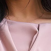 Púder rózsaszín rövid rugalmas szövetű ráncokkal mintázott ceruza ruha elöl felsliccelt