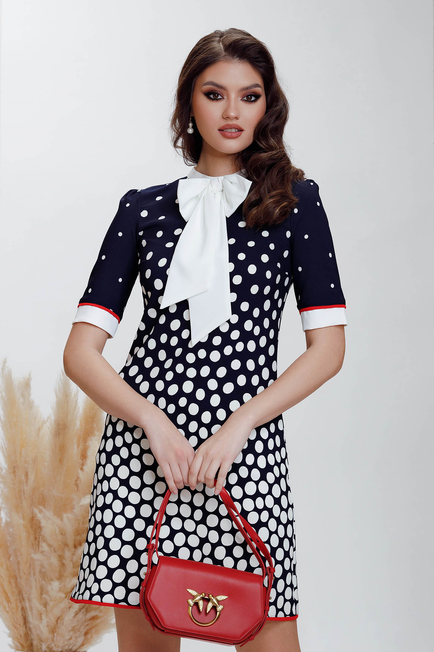 Rochie din stofa cu buline cu croi in a accesorizata cu o fundita 1 - StarShinerS.ro