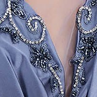 Ezüst taft anyagú hosszú harang ruha hátúl v-dekoltázzsal és elől csipke díszítéssel