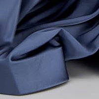 Ezüst taft anyagú hosszú harang ruha hátúl v-dekoltázzsal és elől csipke díszítéssel