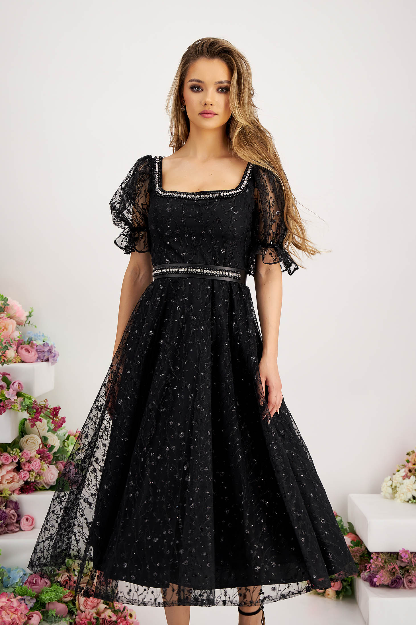 Rochie din tul cu detalii brodate si aplicatii cu sclipici neagra midi in clos cu accesoriu tip curea