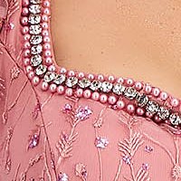 Rochie din tul cu detalii brodate si aplicatii cu sclipici roz midi in clos cu accesoriu tip curea