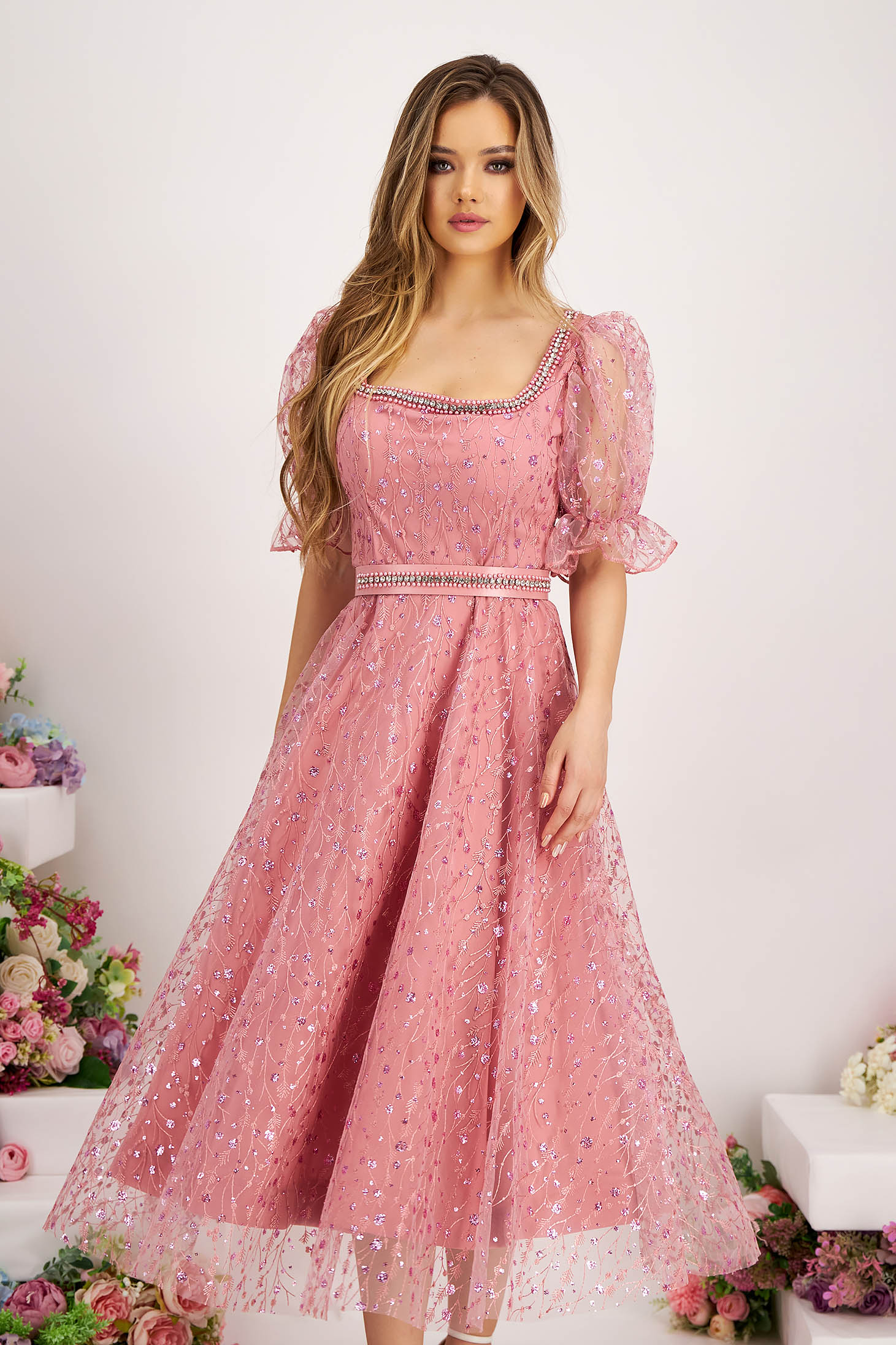 Rochie din tul cu detalii brodate si aplicatii cu sclipici roz midi in clos cu accesoriu tip curea