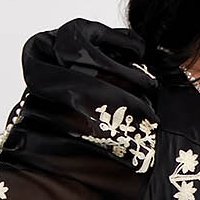 Fekete hímzett organza midi harang ruha öv típusú kiegészítővel és puff vállakkal