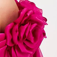 Fukszia muszlin szatén anyagú hosszú harang ruha csupasz vállakkal és 3d virágos díszítéssel