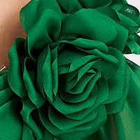 Zöld muszlin szatén anyagú hosszú harang ruha csupasz vállakkal és 3d virágos díszítéssel