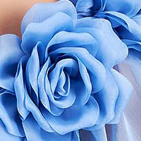 Rochie din voal satinat albastru-deschis lunga in clos cu umeri goi si flori in relief